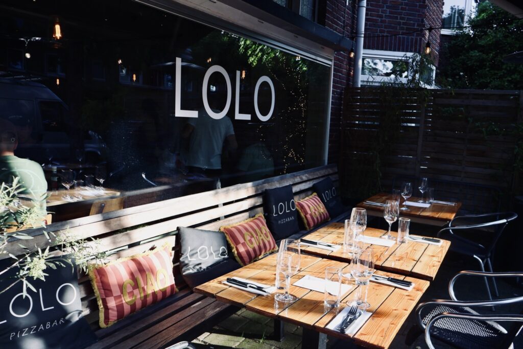 Een gedekte tafel op het terras van LOLO
