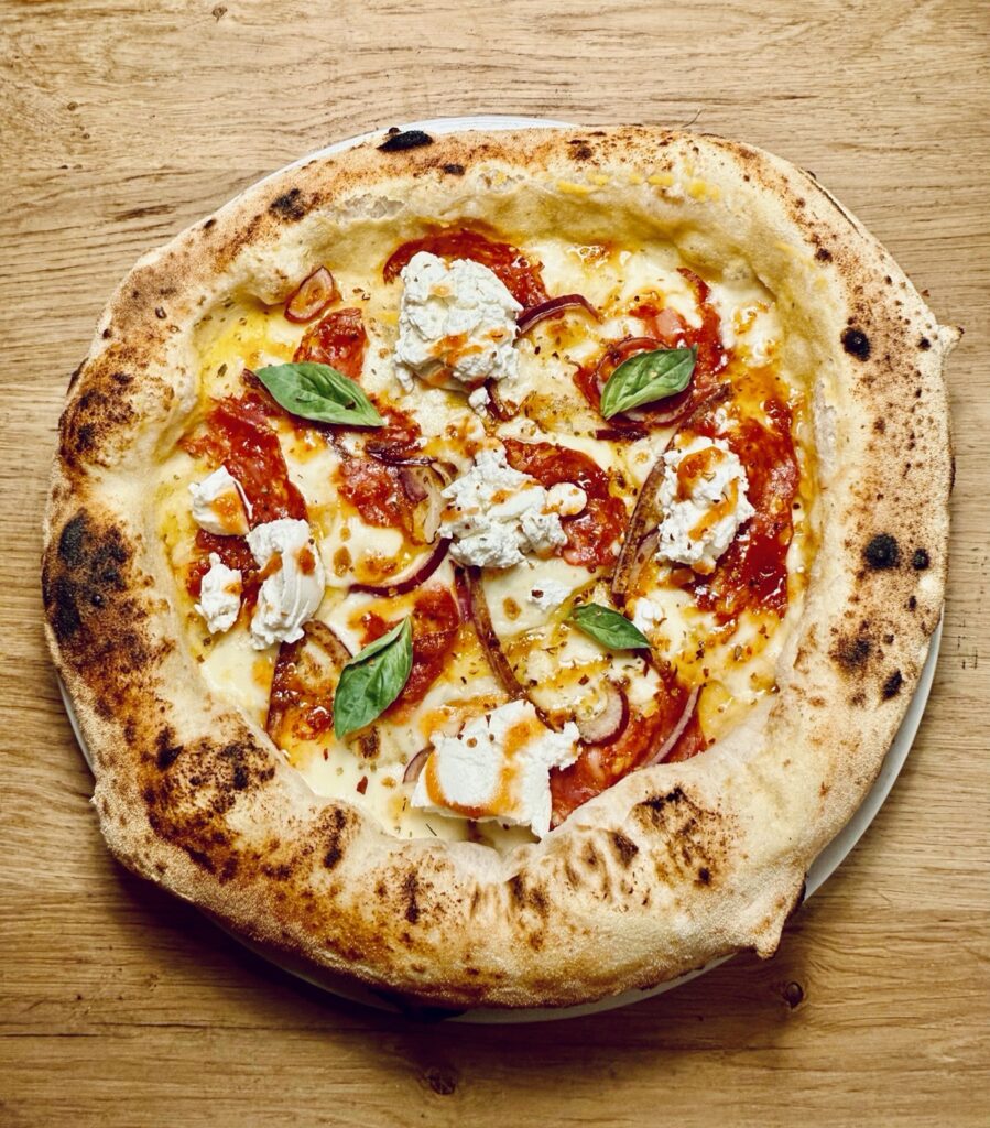 Napolitaanse pizza van LOLO met tomaat en basilicum
