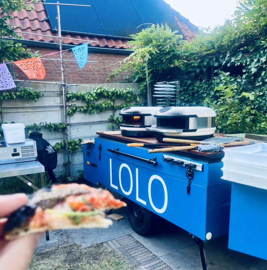 De blauwe LOLO-pizzatrailer met twee pizzaovens op locatie